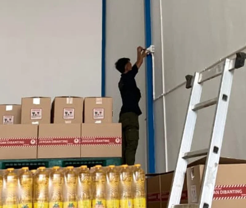Tim teknisi CCTV Cibubur memasang CCTV di Gudang Beras Cipinang