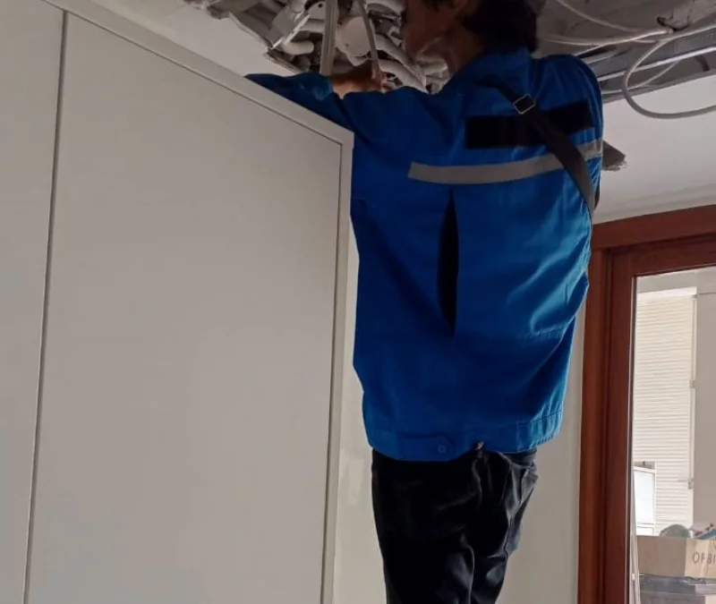 Tim teknisi CCTV Cibubur sedang maintenance CCTV di gedung sekolah